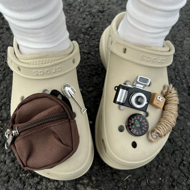 Paire de sabots Crocs Classic Clog de couleur beige