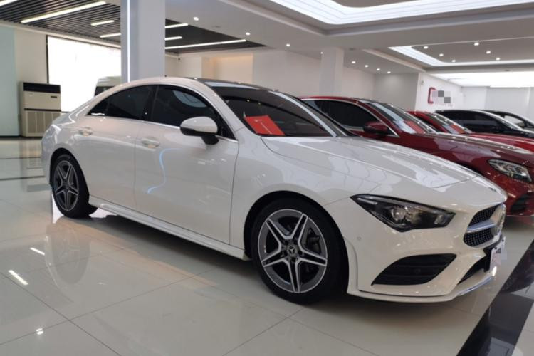 Mercedes-Benz CLA année 2022 modèle CLA 200 blanche