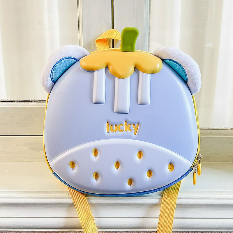 Sac à dos Madora Mini présente un design rigide en forme de fruit avec des oreilles d'ours et l'inscription "lucky"